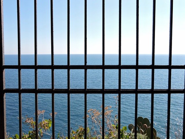 sbarre prigione carcere cielo mare
